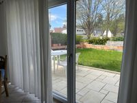 Sicht auf Terrasse und Garten